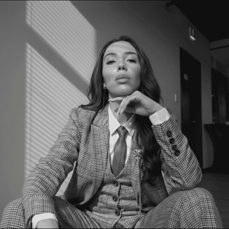 Hola Ligia | Comunicación Estratégica y Marca Personal Retrato de Ligia Aguilar, especialista en comunicación estratégica y soluciones digitales